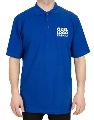 Farklı ve çarpıcı: Saks mavisi renk logo baskılı polo yaka kısa kollu tişört