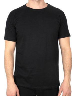 Güçlü duruş, sade tasarım: Siyah Basic kısa kollu tişört